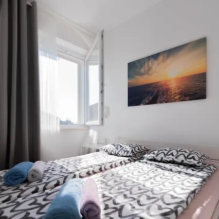 Charming Close To Bacvice And Center *