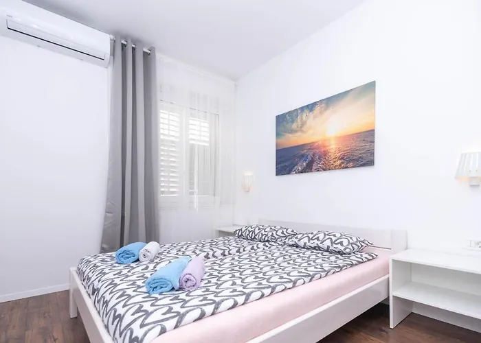 Charming Close To Bacvice And Center Split