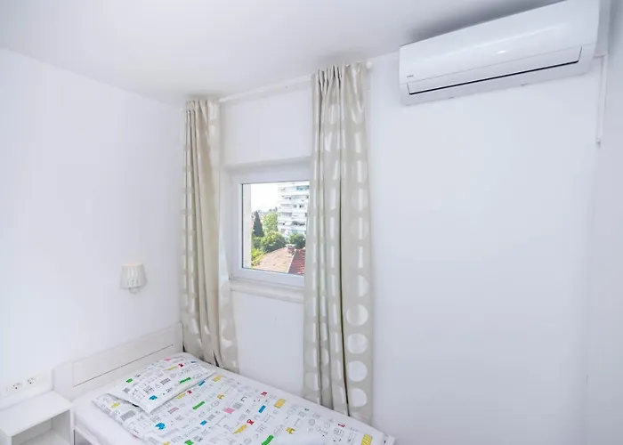 Charming Close To Bacvice And Center *