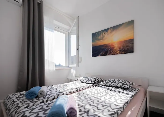 Charming Close To Bacvice And Center *