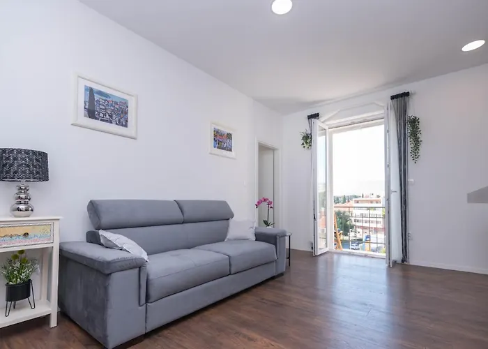 Charming Close To Bacvice And Center *